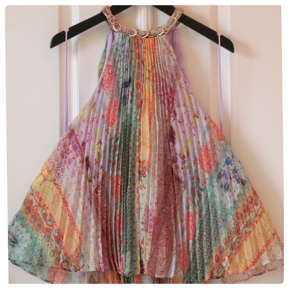 ALICE + OLIVIA Alycia Chain Neck Pleated Top - Picture 8 of 11